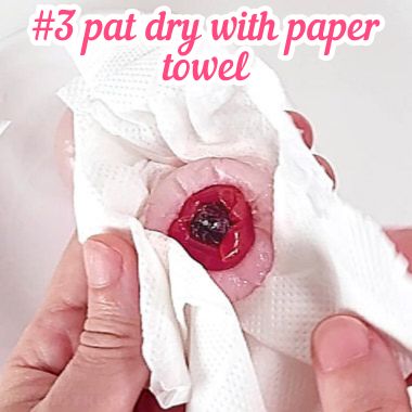 Drying lychee eyeball with paper towel.